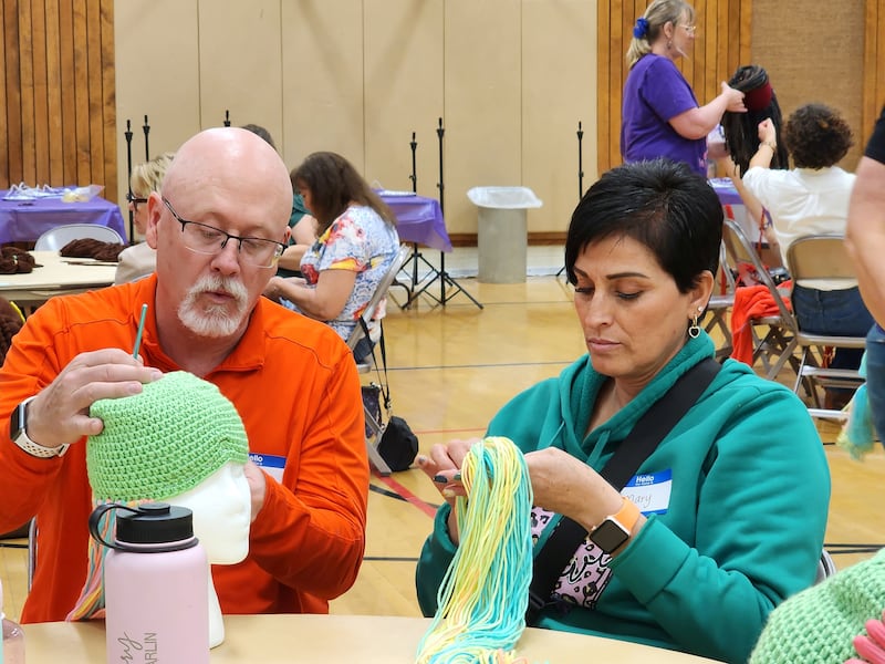 Voluntários do ServirAgora fazem perucas para crianças com câncer, como parte do Magic Yarn Project, na Estaca Saratoga Califórnia, de 20 a 21 de outubro de 2023.