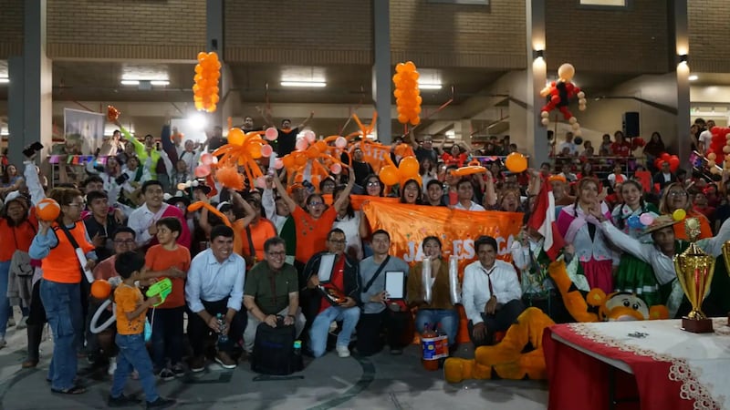 Participantes celebram em um festival de dança comemorando o 100º aniversário de Institutos de Religião em Lima, Peru, 26 de setembro de 2026.