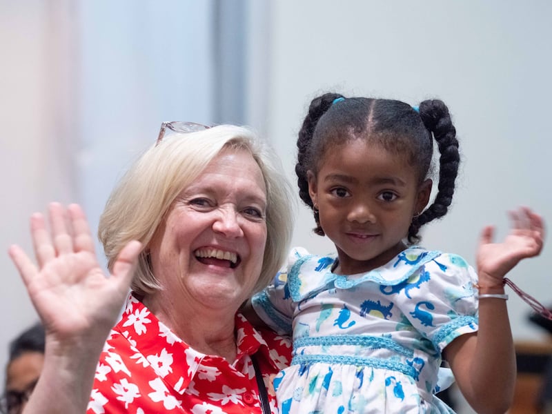 A irmã Anne Marie Pace posa para uma foto com uma criança da Primária em Antananarivo, Madagascar, em 30 de outubro de 2022.