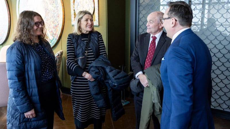 Presidenta Camille N. Johnson e o irmão Doug Johnson conversam com Elder Nikolai Ustyuzhaninov e a irmã Yulia Ustyuzhaninov em Tbilisi, Geórgia, 4 de março de 2026.
