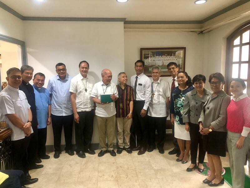 Começando da esquerda para direita: quatro arcebispos; Arcebispo Pablo David, vice presidente da CBCP; Arcebispo Romulo Valles, presidente da CBCP; Arquivista Professor Prof. Regalado Trota, AUST; Felvir Ordinario, Gerente do Family History da Área; líder da CBCP; élder Aretemio Maligon, Setenta de Área de A Igreja de Jesus Cristo dos Santos dos Últimos Dias; Arlene Maligon; Haidi Fajardo, Departamento de Comunicação da Igreja da Área; Atty. Jo Aurora Imbong, Secretária Executiva do Escritório …