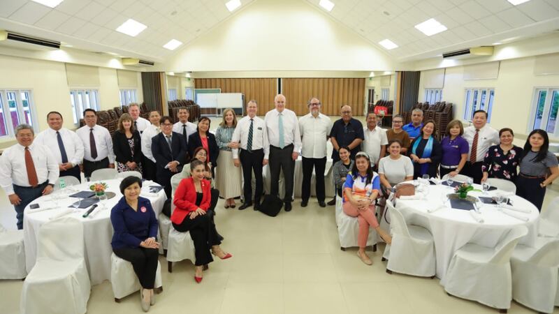 O Presidente Paul V. Johnson, Presidente Geral da Escola Dominical de A Igreja de Jesus Cristo dos Santos dos Últimos Dias, reuniu-se com representantes das indústrias de negócios e TI em Cebu, Filipinas, em um seminário em 16 de novembro de 2024.