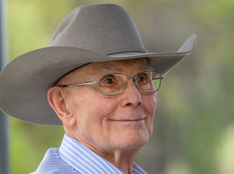 O Presidente Dallin H. Oaks sorri durante um devocional familiar no sábado, 4 de julho de 2026, em Joe's Valley, Utah.