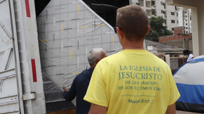 Voluntários de A Igreja de Jesus Cristo dos Santos dos Últimos Dias descarregam colchões em um salão de reuniões em La Guaira, Venezuela, no sábado, 4 de julho de 2026.