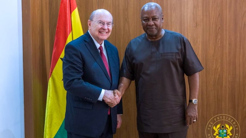 Elder Quentin L. Cook do Quórum dos Doze Apóstolos cumprimenta o presidente de Gana, John Mahama, no início de sua reunião em Accra, Gana, 17 de fevereiro de 2026.