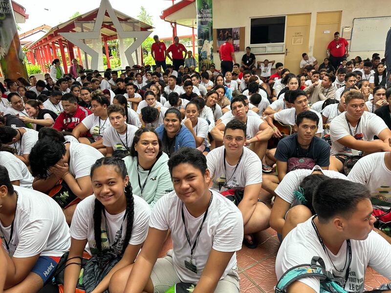 Jovens santos dos últimos dias se reúnem para uma conferência FSY de cinco dias na Polinésia Francesa, em julho de 2023.