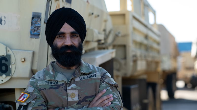 Tenente Coronel do Exército dos EUA, Simratpal "Simmer" Singh é entrevistado para um episódio "Voices for Faith".