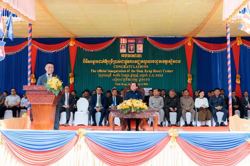 Elder Benjamin M.Z. Tai dirige-se a uma grande multidão na celebração da inauguração oficial do novo centro cardíaco no Hospital de Referência Provincial de Siem Reap, em Siem Reap, Camboja.