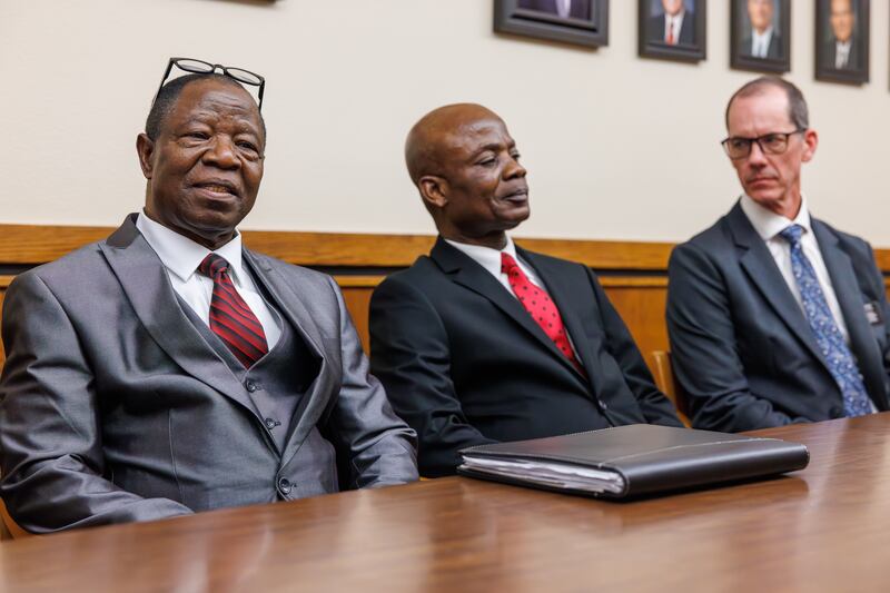 O novo bispado do Treasure Valley Ward (Swahili) da Estaca Boise Idaho é retratado no dia da criação do ramo, domingo, 8 de fevereiro de 2026. Da esquerda para a direita: Blema Fangamou, primeiro conselheiro; Bispo Denis Akulu; e Adam Pishl, segundo conselheiro.