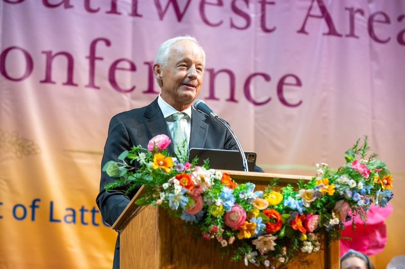 Élder Michael A. Dunn fala durante a Conferência de Mulheres "Faithful & Loved" de 2026, realizada no sábado, 19 de setembro de 2026, na Universidade do Norte do Texas em Denton, Texas.