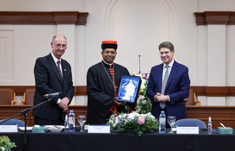 Cardeal George Jacob Koovakad, prefeito do Dicastério para o Diálogo Interreligioso, no meio, segura uma estátua miniatura do Cristo com Élder Alan R. Walker, um Setenta Autoridade Geral e presidente da Área América do Sul Sul da Igreja, de pé à direita em um evento interreligioso em Buenos Aires, Argentina, no dia 10 de setembro de 2026.