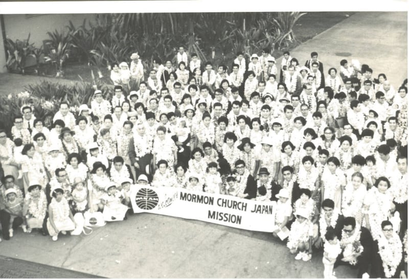 A partir de 1965, os Santos dos Últimos Dias japoneses viajavam milhares de quilômetros para adorar no Templo de Laie, Havaí. As viagens continuaram até que o Templo do Japão de Tóquio fosse aberto em 1980. A fotografia foi tirada por volta de 1969.