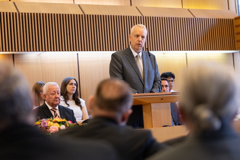 Élder Michael Cziesla — um Setenta Autoridade Geral e membro da presidência da Área Centro-Europeia de A Igreja de Jesus Cristo dos Santos dos Últimos Dias — fala na cerimônia de lançamento da pedra fundamental do Templo de Viena Áustria em Viena, Áustria, em 17 de outubro de 2026.