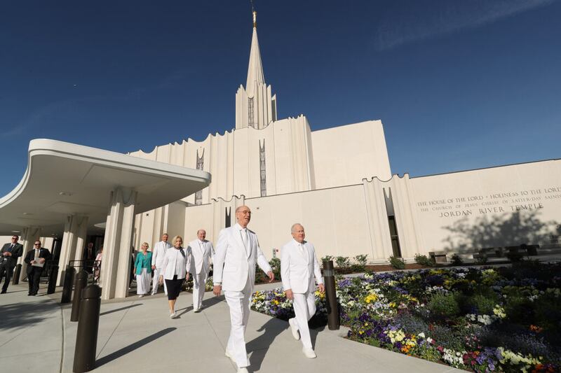 Presidente Henry B. Eyring, segundo conselheiro da Primeira Presidência, e Élder Timothy J. Dyches, Setenta Autoridade Geral, na rededicação do Templo de Jordan River, 20 de maio de 2018.