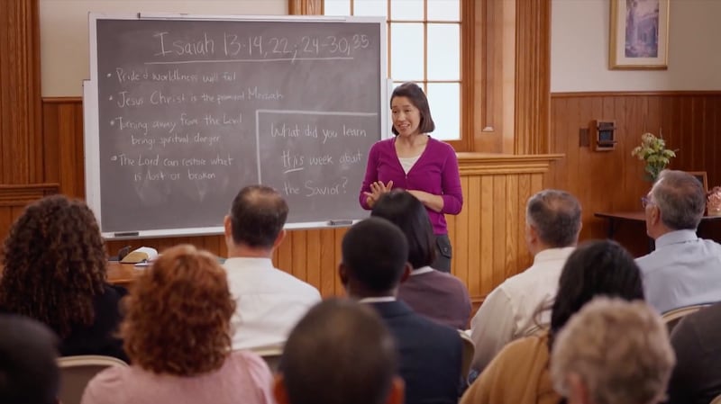 Uma professora de Escola Dominical demonstra como ensinar a partir de "Vinde e Segui-me" no novo período de aula de 25 minutos.