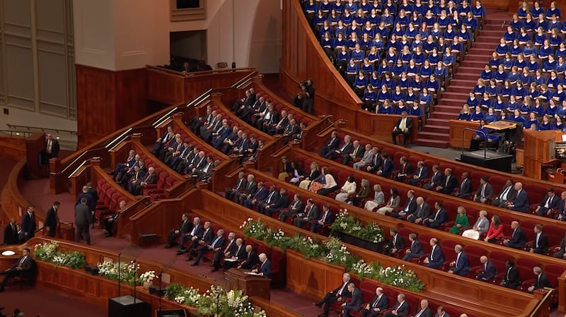 A nova presidência geral da Primária chamada toma seus lugares à esquerda da atual presidência geral da Primária no Centro de Conferências em Salt Lake City durante a sessão da tarde de sábado da conferência geral de abril no sábado, 4 de abril de 2026.