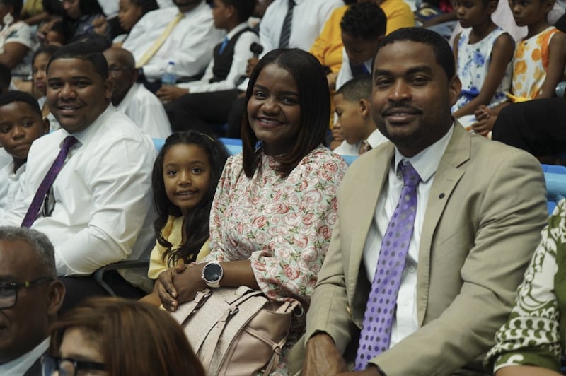 A família Montero participa de uma conferência especial com Elder Ronald A. Rasband do Quórum dos Doze Apóstolos na República Dominicana em 25 de abril de 2026.