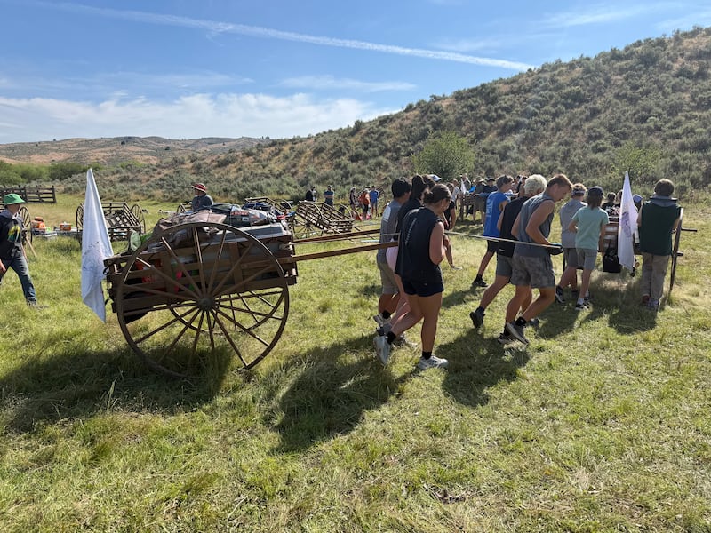 Os jovens da Estaca Spokane Valley Washington puxam carroças de mão através da Montanha Drybuck em Bend, Idaho durante uma atividade de trek de jovens da estaca em 25 de junho de 2026.