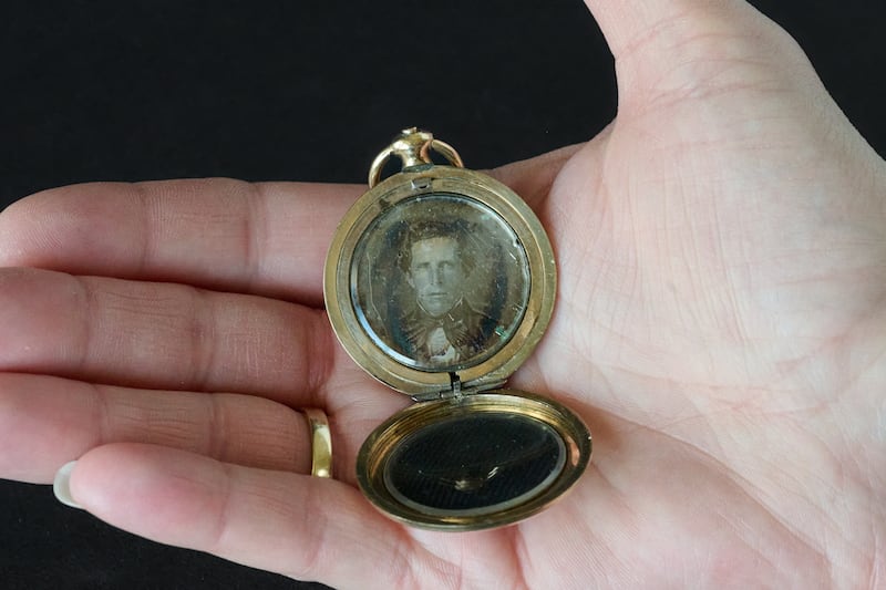 Um relicário contendo uma daguerreotipia relatada ser da década de 1840. Alguns acreditam que possa ser uma imagem de Joseph Smith.