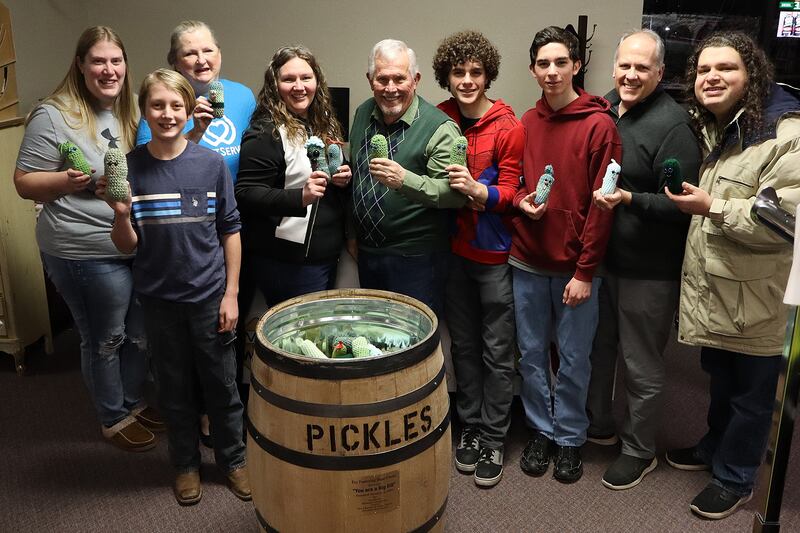 Voluntários de Lebanon, Missouri, doam picles de crochê e um barril de picles para a Live 2 Give Hope, uma instituição de caridade local que fornece recursos gratuitos para famílias de acolhimento, guarda e adoção, em janeiro de 2025.