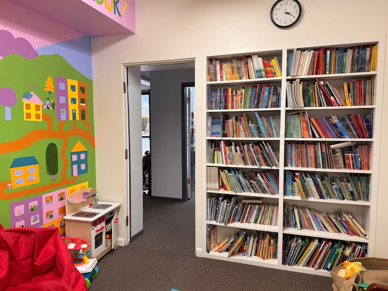 Uma estante de livros no Centro Comunitário United Way de American Fork está cheia de livros doados pela campanha de arrecadação de livros da Primária do Bispado Sunset Heights 3 de Orem Utah em setembro de 2025.