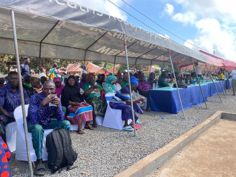 Membros da comunidade se reúnem para celebrar a entrega da nova instalação de saúde comunitária de Moriba Town, Serra Leoa, em 11 de outubro de 2025.