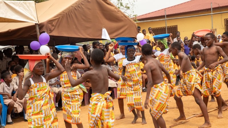 Crianças escolares apresentam uma dança tradicional como parte da celebração cultural durante a entrega de novas salas de aula na Escola Básica Saasabi KKMA na Região Grande Accra, em Gana, em 28 de fevereiro de 2026.