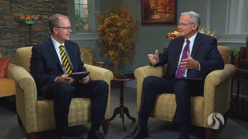 Élder Patrick Kearon e presidente Brian K. Ashton discutem como nos tornarmos discípulos de Jesus Cristo durante um devocional da BYU-Pathway Worldwide na terça-feira, dia 9 de novembro.