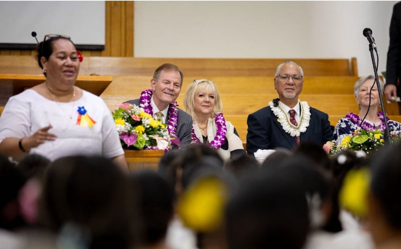 Élder Gary E. Stevenson do Quórum dos Doze Apóstolos e a Sister Lesa Stevenson participam de uma conferência de estaca especial de Pago Pago, Samoa Americana, em 24 de maio de 2026.