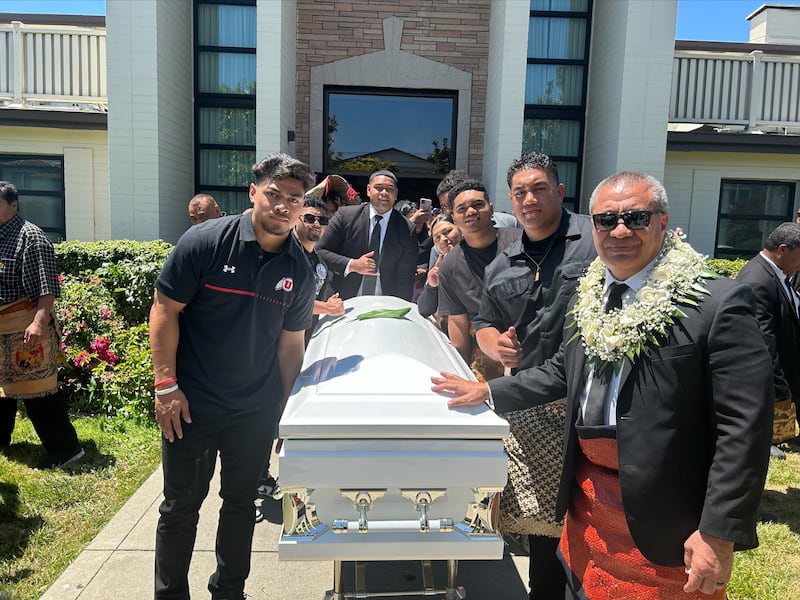 Élder Vaiangina Sikahema, Setenta Autoridade Geral, à direita, com a família Kata após o funeral de Taniela e Heneli Kata em Oakland, Califórnia, no sábado, 1º de julho de 2023.