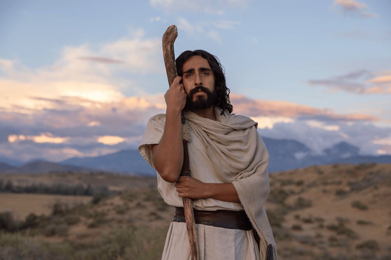 Representação de Jesus Cristo em pé em um campo, apoiado em um bastão de pastor; imagem da campanha de Páscoa de 2026 de A Igreja de Jesus Cristo dos Santos dos Últimos Dias.