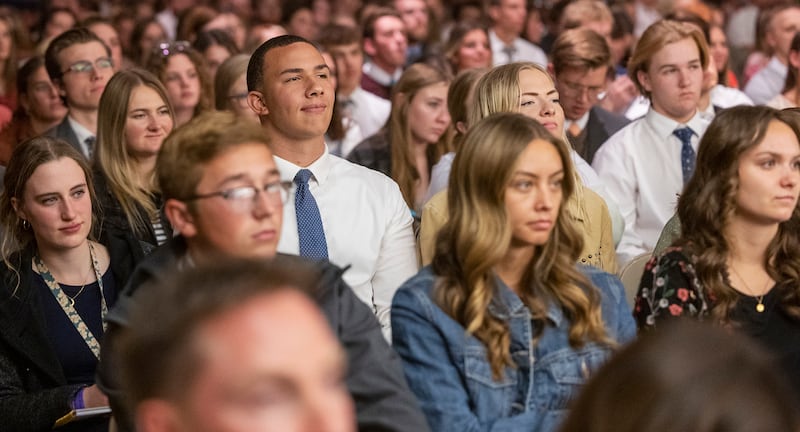 Membros da congregação ouvem Élder Jeffrey R. Holland, do Quórum dos Doze Apóstolos, discursar em um devocional na Snow College em Ephraim, Utah, no domingo, 23 de outubro de 2022.