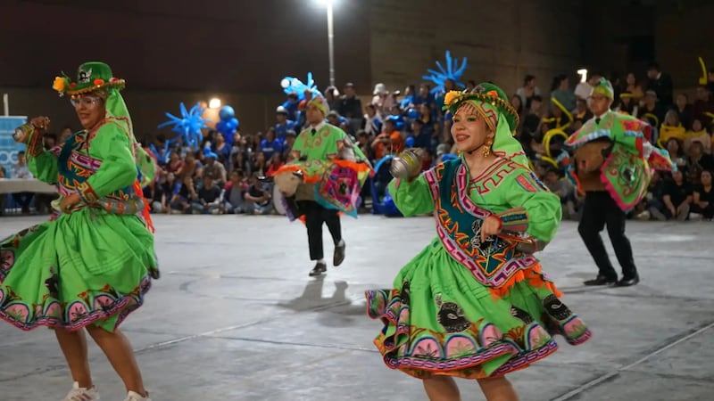 Uma dança mostra parte da cultura peruana durante um festival realizado para celebrar o 100º aniversário dos Institutos de Religião em Lima, Peru, 26 de setembro de 2026.