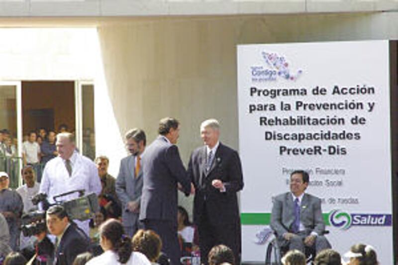 O Presidente do México Vicente Fox cumprimenta o Bispo Richard C. Edgley na cerimônia de distribuição de cadeiras de rodas de 10 de dezembro de 2002 na Cidade do México, México.