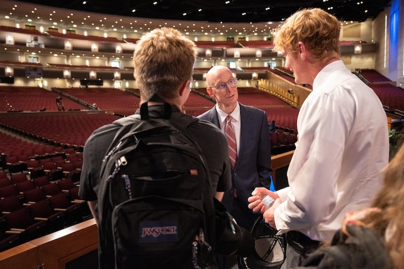 BYU-Idaho–Presidente Henry J. Eyring fala com os alunos após o primeiro devocional do semestre do outono de 2022, em 13 de setembro de 2022, no campus em Rexburg, Idaho.