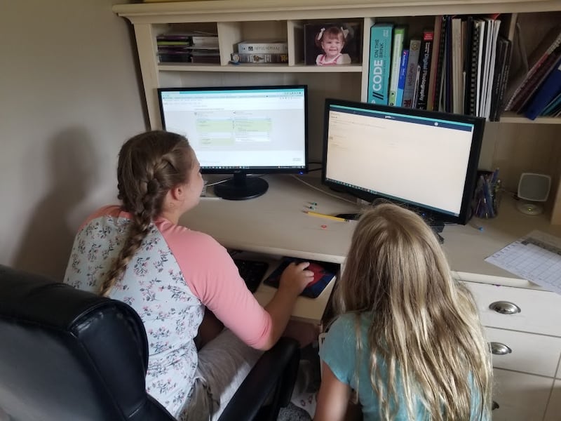Jovens da Estaca Midland Michigan trabalham no projeto “Mapear a Luva”, construindo a Árvore Familiar do FamilySearch ao adicionar registros dos condados de sua estaca.
