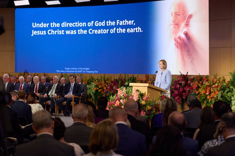 A irmã Amy A. Wright, primeira conselheira na presidência geral da Primária e membro do Conselho Executivo Missionário da Igreja, discursa durante o Seminário para Novos Líderes de Missão de 2026 na sexta-feira, 19 de junho de 2026, no Centro de Treinamento Missionário de Provo, em Provo, Utah.