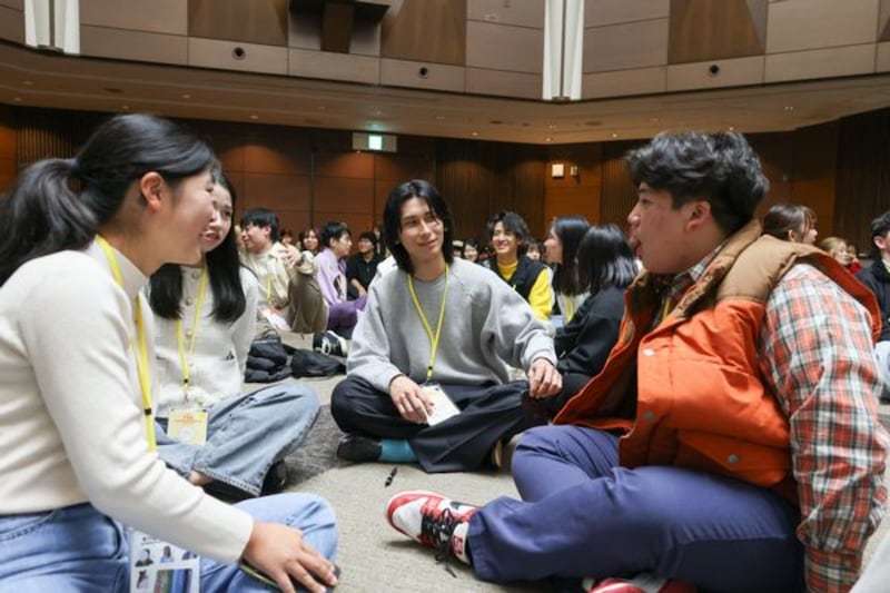 Os participantes da 2ª sessão do congresso YSA de Kanagawa foram divididos em pequenos grupos de acordo com seus interesses para atividades no Shonan Village Center em Hayama Town, Prefeitura de Kanagawa, Japão, de 22 a 24 de novembro de 2025.