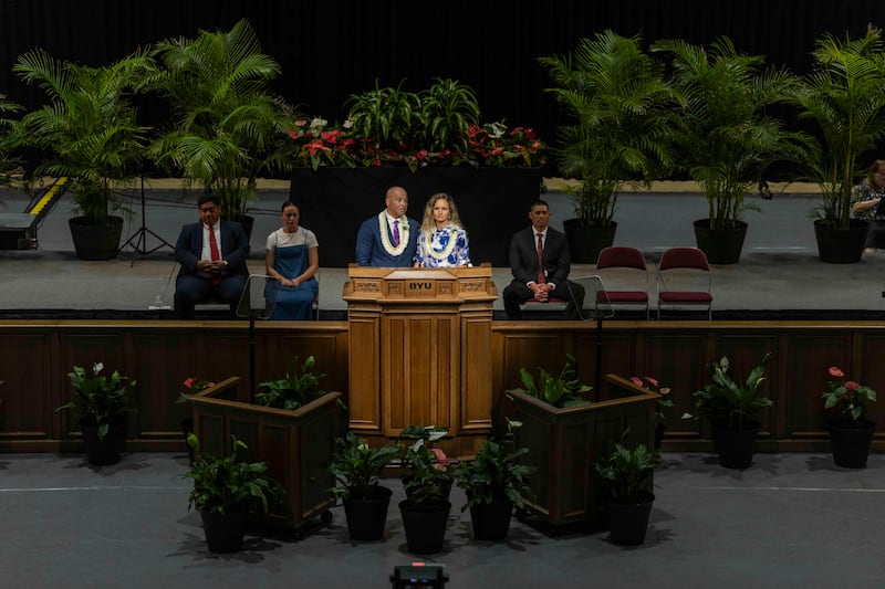 O Presidente de BYU–Hawaii John S.K. Kauwe III e sua esposa, Irmã Monica Kauwe, falam durante o devocional de abertura do semestre de outono realizado no Cannon Activities Center em Laie, Hawaii, em 8 de setembro de 2026.