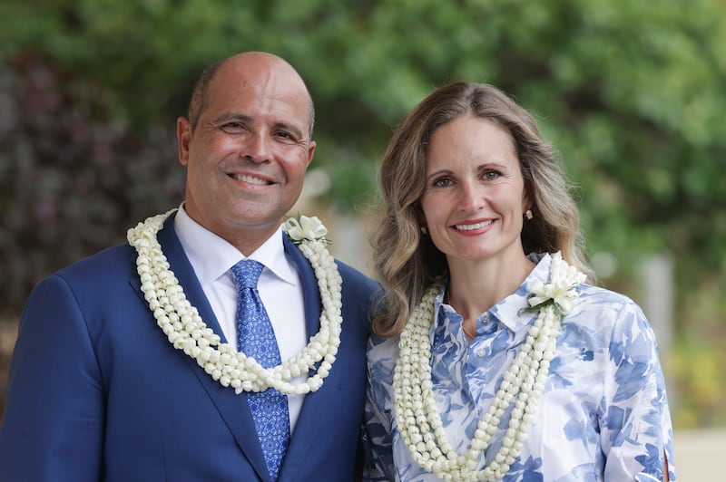 O Presidente da Universidade BYU–Hawaii, John S. K. Kauwe III, e sua esposa, a Sister Monica Mortenson Kauwe, posam para uma foto após o devocional em Laie, Hawaii, no dia 9 de setembro de 2025.