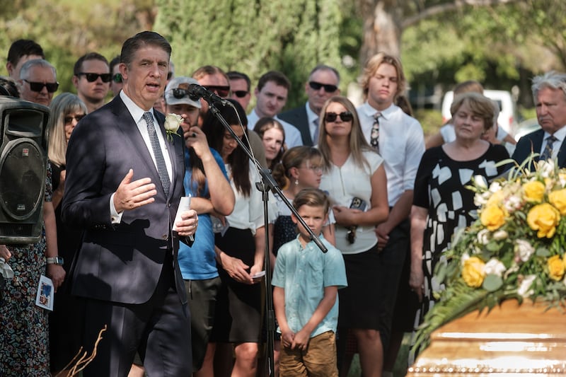 Élder Matthew S. Holland, filho de Élder Jeffrey R. Holland, do Quórum dos Doze Apóstolos de A Igreja de Jesus Cristo dos Santos dos Últimos Dias, e da Irmã Patricia Terry Holland, fala durante a cerimônia de enterro de sua mãe no sábado, 29 de julho de 2023. A irmã Holland faleceu na quinta-feira, 20 de julho, aos 81 anos.