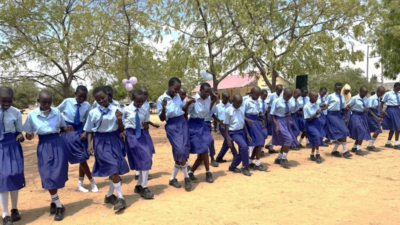 Estudantes cantam e dançam durante o evento de inauguração da Escola Primária Canaan em Lodwar, Quênia, 26 de fevereiro de 2026