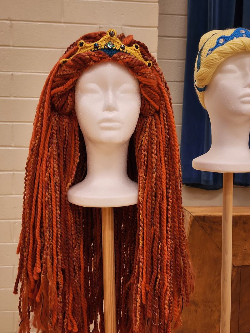 Duas perucas em exibição, representando princesas da Disney, em um evento do ServirAgora ajudando o Magic Yarn Project, na Estaca Saratoga Califórnia, de 20 a 21 de outubro de 2023.