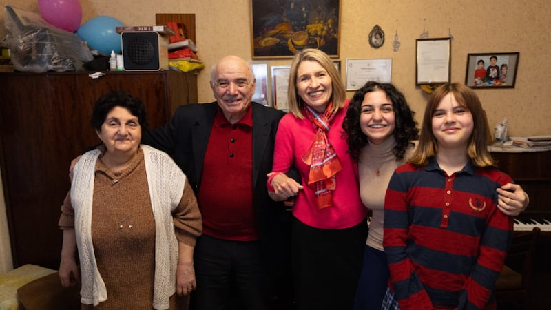 A Presidente Camille N. Johnson está de pé com dois avós e suas duas netas em Tbilisi, Geórgia, na quarta-feira, 4 de março de 2026.
