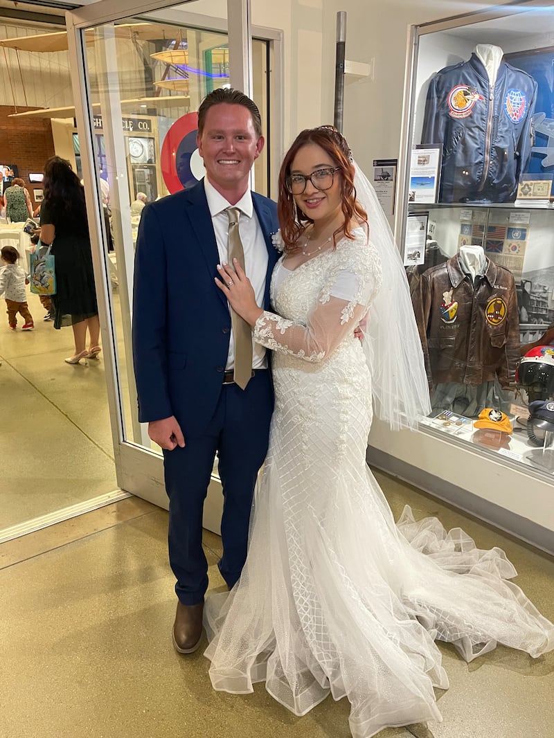 Tryston e Stephanie O'Toole posam para uma foto em sua recepção de casamento após seu casamento no Templo de Redlands Califórnia em 12 de outubro de 2024.
