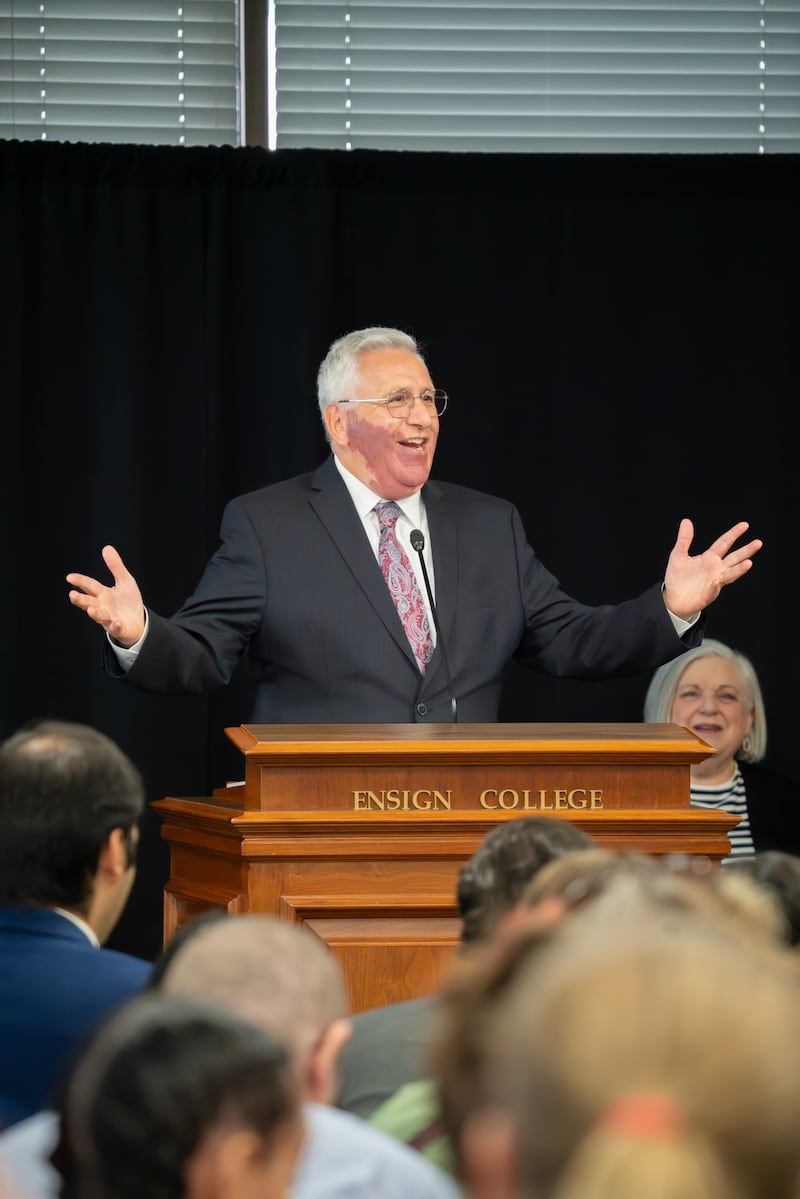 Élder Rubén V. Alliaud fala na Ensign College em Salt Lake City na terça-feira, 15 de setembro de 2026.
