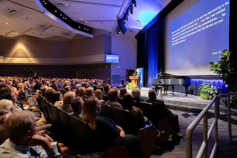 Élder Dale G. Renlund do Quórum dos Doze Apóstolos fala no Neal A. Maxwell Institute for Religious Scholarship na Brigham Young University em Provo, Utah, na terça-feira, 13 de outubro de 2026.