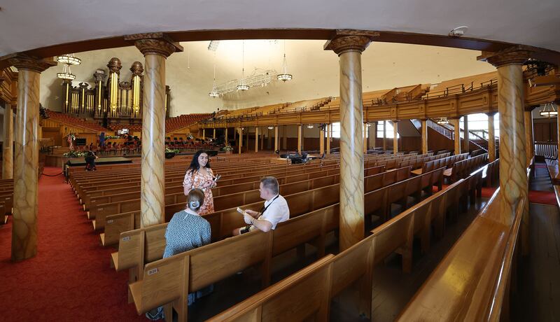 Uma missionária conversa com visitantes no Tabernáculo de Salt Lake City na sexta-feira, 9 de setembro de 2022.