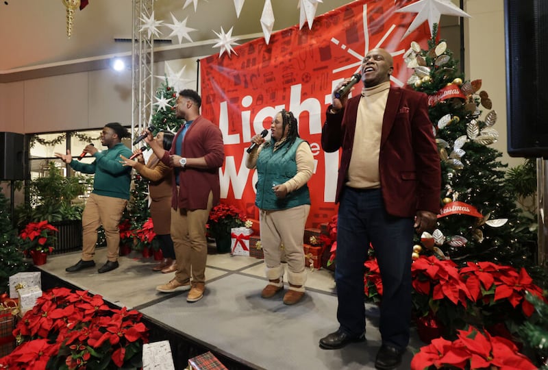 A Família Bonner canta durante um evento da campanha anual Seja A Luz do Mundo no University Mall em Orem, na terça-feira, 23 de novembro de 2021. Nesta época de Natal, 10 cidades dos Estados Unidos receberão estas máquinas de venda automática exclusivas, oferecendo a pessoas uma maneira divertida e memorável de doar e servir.