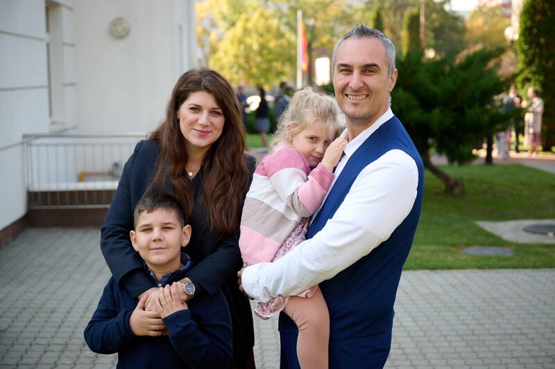 Mihaela e Adrian Mustata são fotografados com seus filhos em Bucareste, Romênia, no domingo, 16 de outubro de 2022. Adrian Mustata é o presidente do Ramo Panduri.